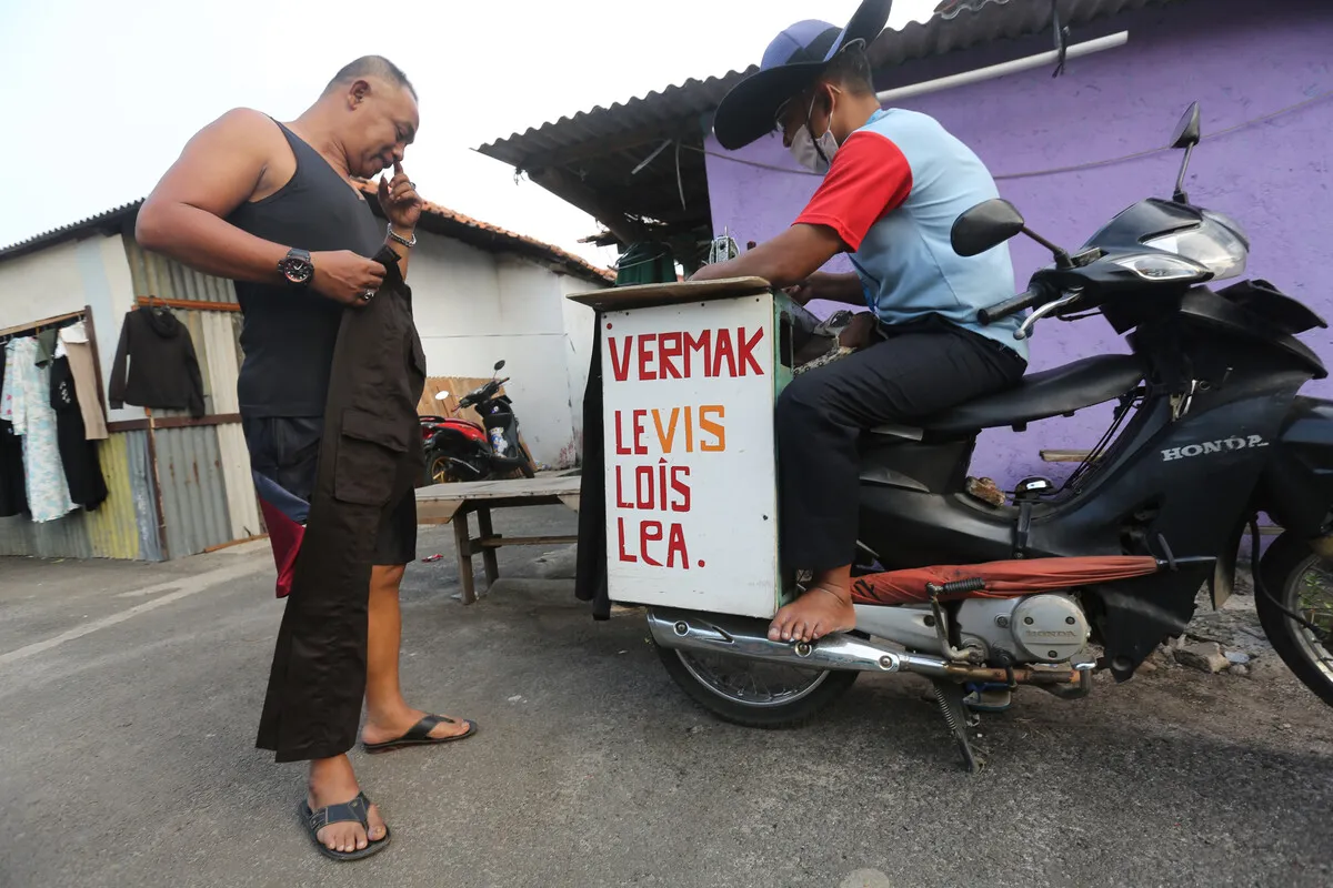 Tukang Jahit Bi Tarkem: Seni Jahit yang Menyentuh Jiwa di Tengah Cilacap